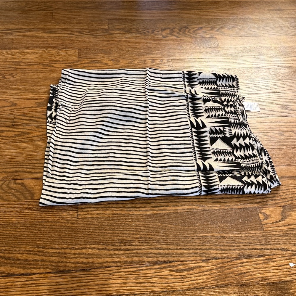 Stella & Dot Black and Cream Patterned Viscose Scarf